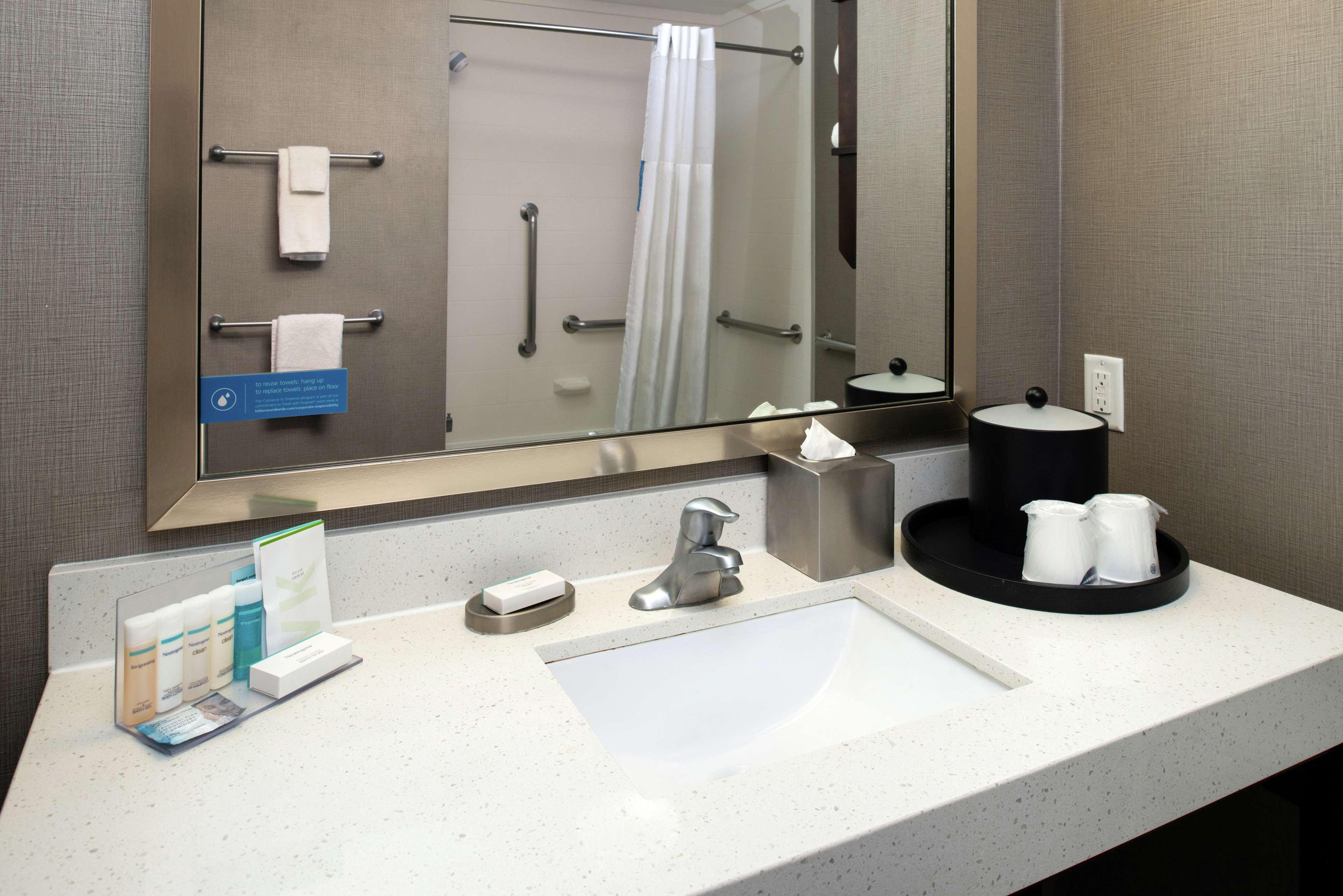 Hampton Inn & Suites Greensboro/Coliseum Area מראה חיצוני תמונה