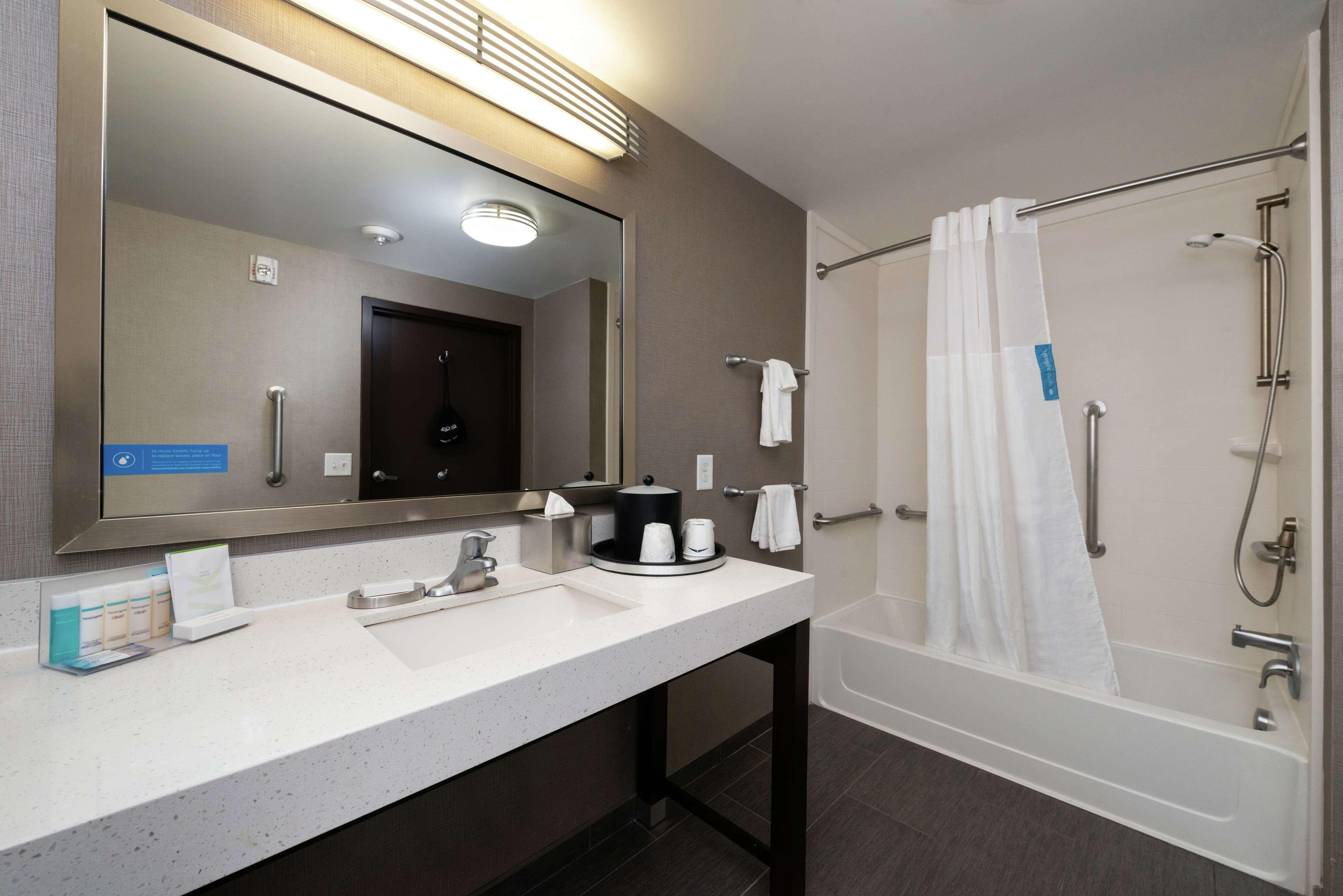 Hampton Inn & Suites Greensboro/Coliseum Area מראה חיצוני תמונה